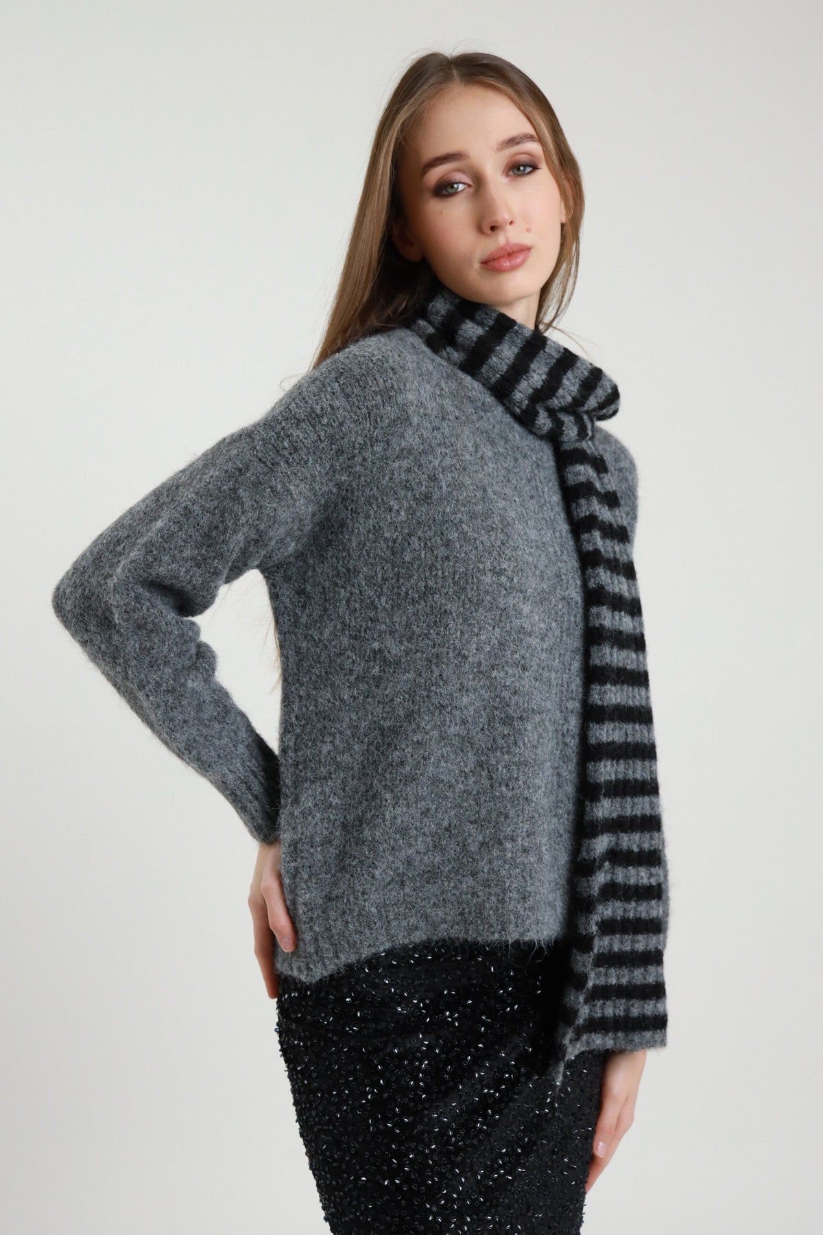 MAGLIONE CON SCIARPA