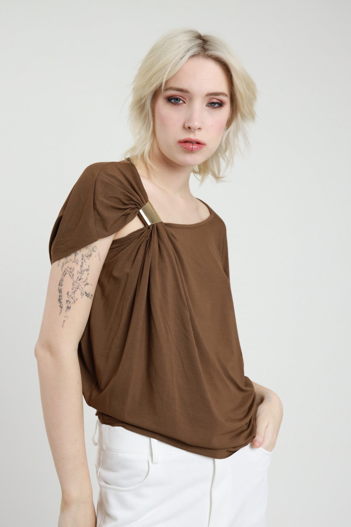 T-SHIRT CON ACCESSORIO