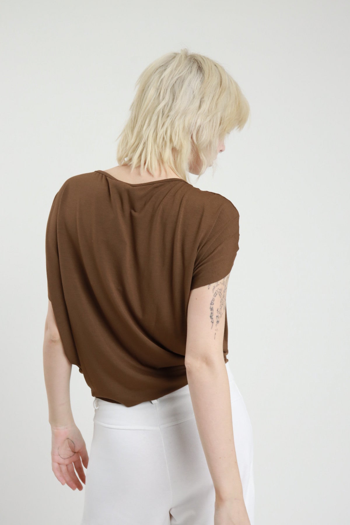 T-SHIRT CON ACCESSORIO