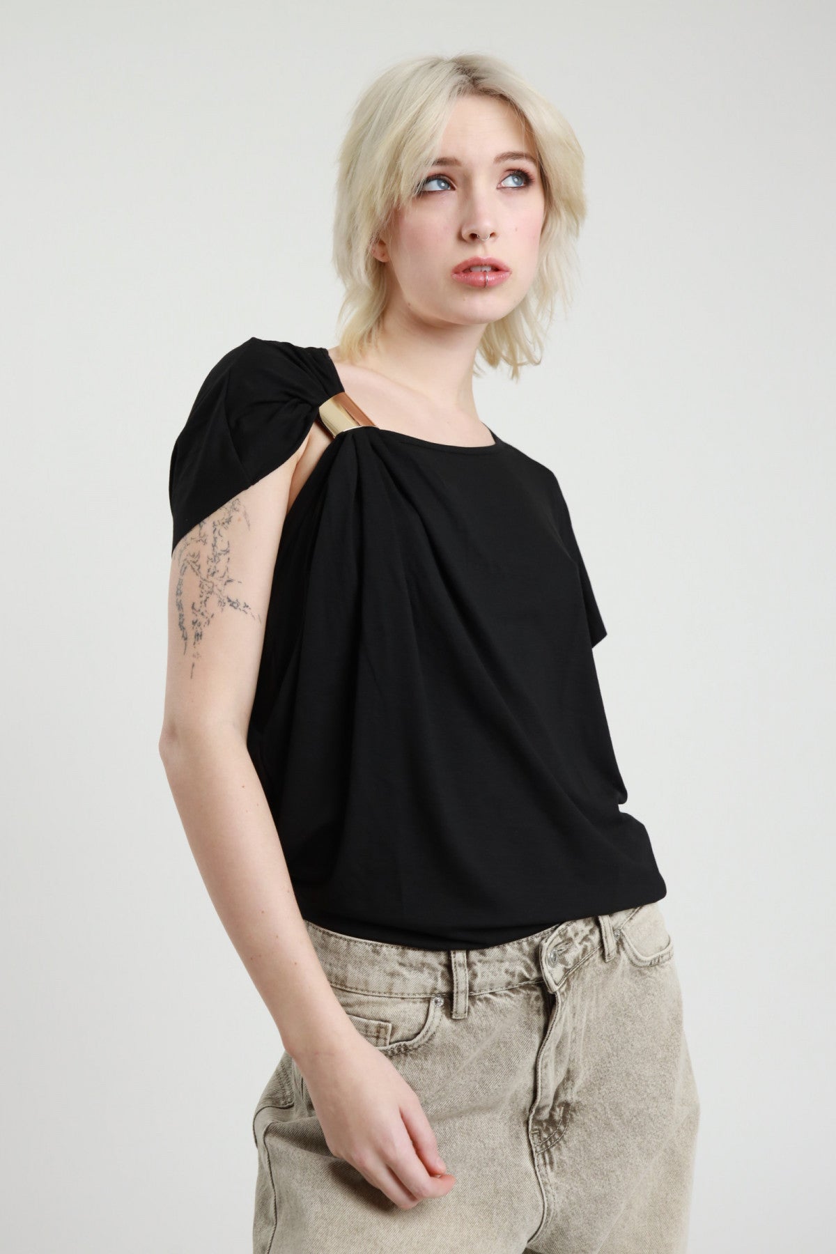 T-SHIRT CON ACCESSORIO